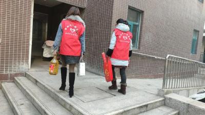 安居社区上门看望主动退掉车票留黄过节的江岸名都小区老党员骆顺生夫妇