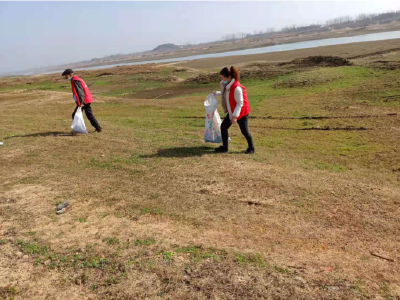 清理长江岸线垃圾  守护一江碧水 ——黄州区开展新年清河行动