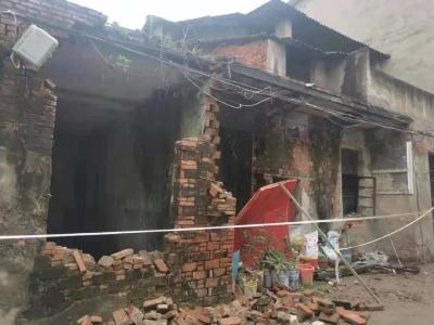 黄州一民房倒塌 ，所幸……