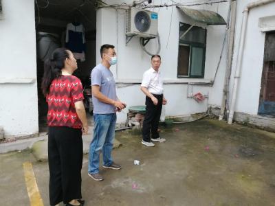 区委书记要求给予表扬……