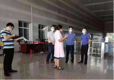 区委督导组到黄州火车站督导检查疫情防控工作