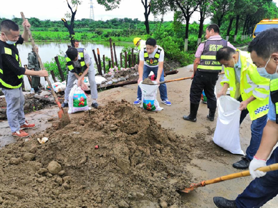 黄州区公路管理局紧急抢修水毁公路保安畅