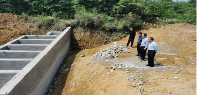 区生态环境分局督导农村生活污水治理项目建设