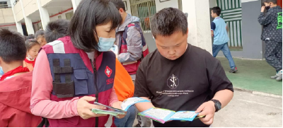 黄州疾控开展中国学生营养日进学校宣传活动