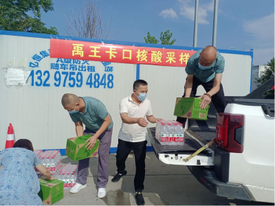 区疾控中心慰问高温守卡工作人员