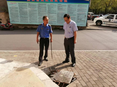 江北社区：修复破损井盖，保障居民安全