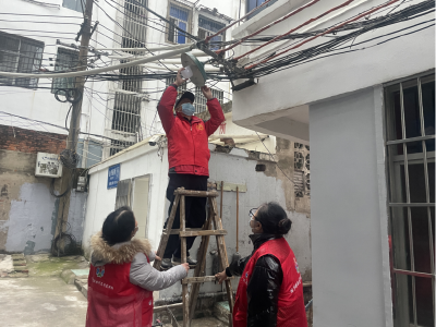 志愿服务修路灯 便民出行暖人心