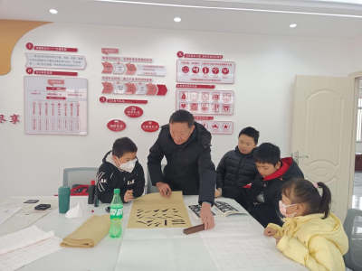 黄州区三台河社区红巷驿站特邀退休老党员开设书法公益课堂