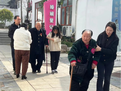 黄州区婚姻登记处接待高龄“新人”