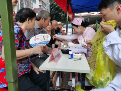 赤壁街道江北社区开展“特色科室爱心义诊”志愿服务活动