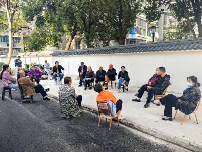 黄州区体育路社区“板凳会”搭建共同缔造“连心桥”  