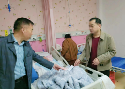 黄州区人民医院驻村干部到医院看望帮扶村患病村民