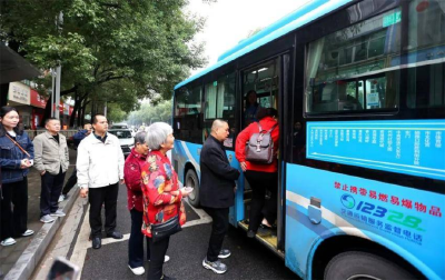 356名残疾人喜获首批爱心公交卡——黄冈市城区全覆盖推行残疾人免费乘车政策