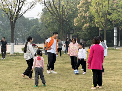 毛纺社区开展亲子足球活动