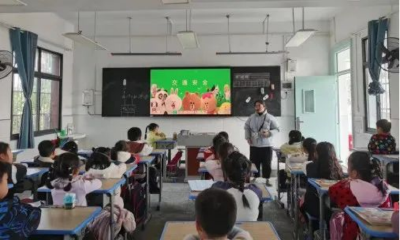黄州思源实验学校陈策楼校区开展交通安全主题班会活动