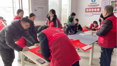 堵城镇邀请区书法家协会开展“翰墨飘香 迎春送福”送春联活动
