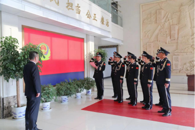 黄州区检察院举行全体司法警察向警旗宣誓仪式