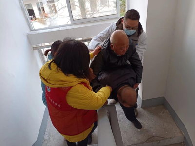 汉川门社区：老人意外摔倒 社区及时救助