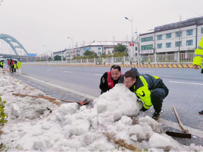 区交通运输系统全员出动“三清”行动 对路面积雪集中清理