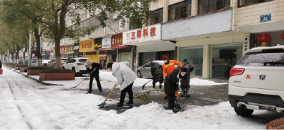 黄州区审计局铲冰除雪志愿服务暖人心