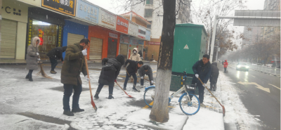 黄冈市考棚小学党员干部开展扫雪除冰及树木断枝清理工作