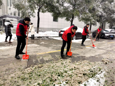 雪情为令 责任在肩—— 黄州区退役军人事务局开展扫雪铲冰志愿服务活动