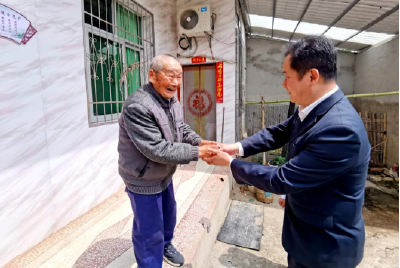 黄州区退役军人事务局开展清明走访慰问烈士家属活动