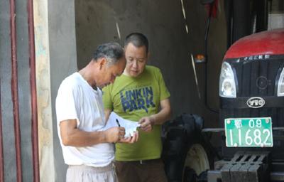 书院街财政所专管员顶高温核查农机购置补贴资金