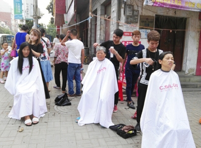  志愿服务为居民免费理发