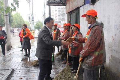  书院街道慰问一线环卫工人