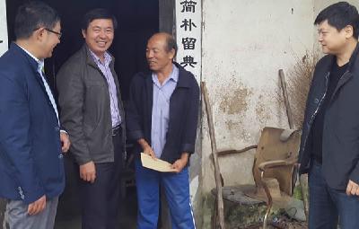 区档案局到驻点村开展贫困户慰问活动