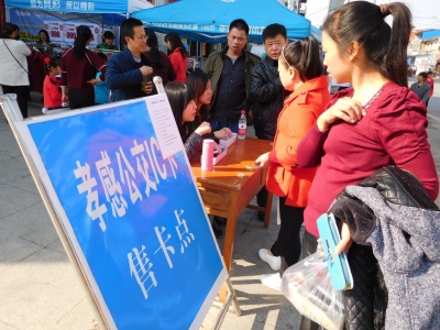 就近办理公交IC卡 方便居民乘坐新公交