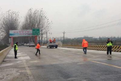 公路部门上路除冰保畅通 