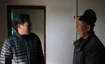心系五保户 走访送温暖