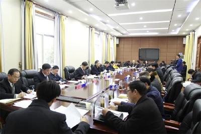 程涛主持召开区政府六届第1次常务会议