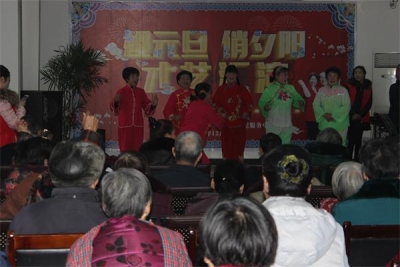 社区老人自编自演办春晚，唱响夕阳红