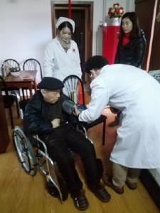 新关爱社区老人 免费健康体检