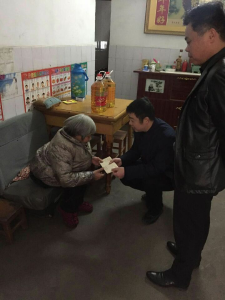 车站街道慰问“板凳奶奶”刘金红