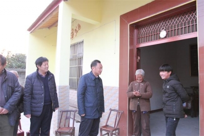 区领导走访慰问困难党员群众和福利院老人