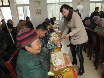 情系老人 爱撒寒冬 ——新铺辖区企业慰问福利院 