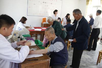 “白衣天使”走进三汊镇镇福利院 