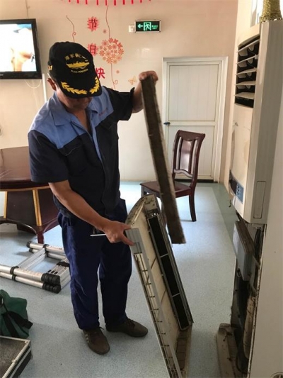 万家净家电清洁服务中心到区福利院献爱心