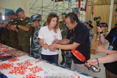 剪纸进军营 非遗展风采