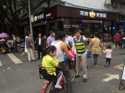 新华街道开展校园周边交通秩序维护行动