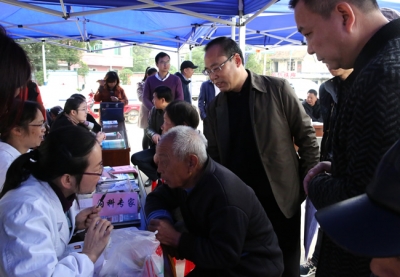 区政办开展“精准扶贫 你我同行”政策咨询义诊活动