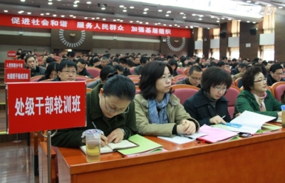 区委党校组织年轻干部参观孝南工业园区