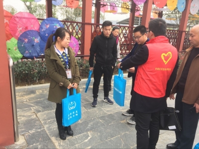 区安监局开展志愿服务 众多群众纷纷伸手点赞