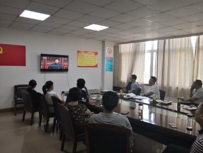 区市场监管局组织集中观看庆祝中华人民共和国成立 70周年大会