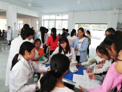 新铺中学组织开展学生体检活动