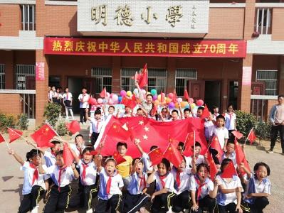 卧龙乡辖区学校开展庆祝活动喜迎国庆